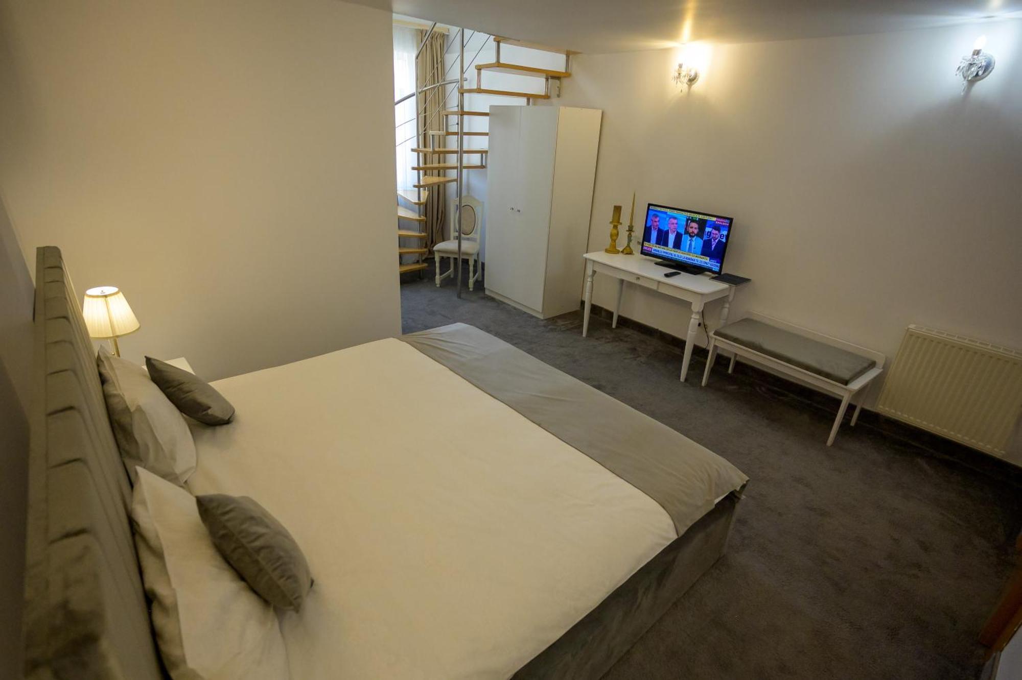 Hotel Queen Vera Mamaia