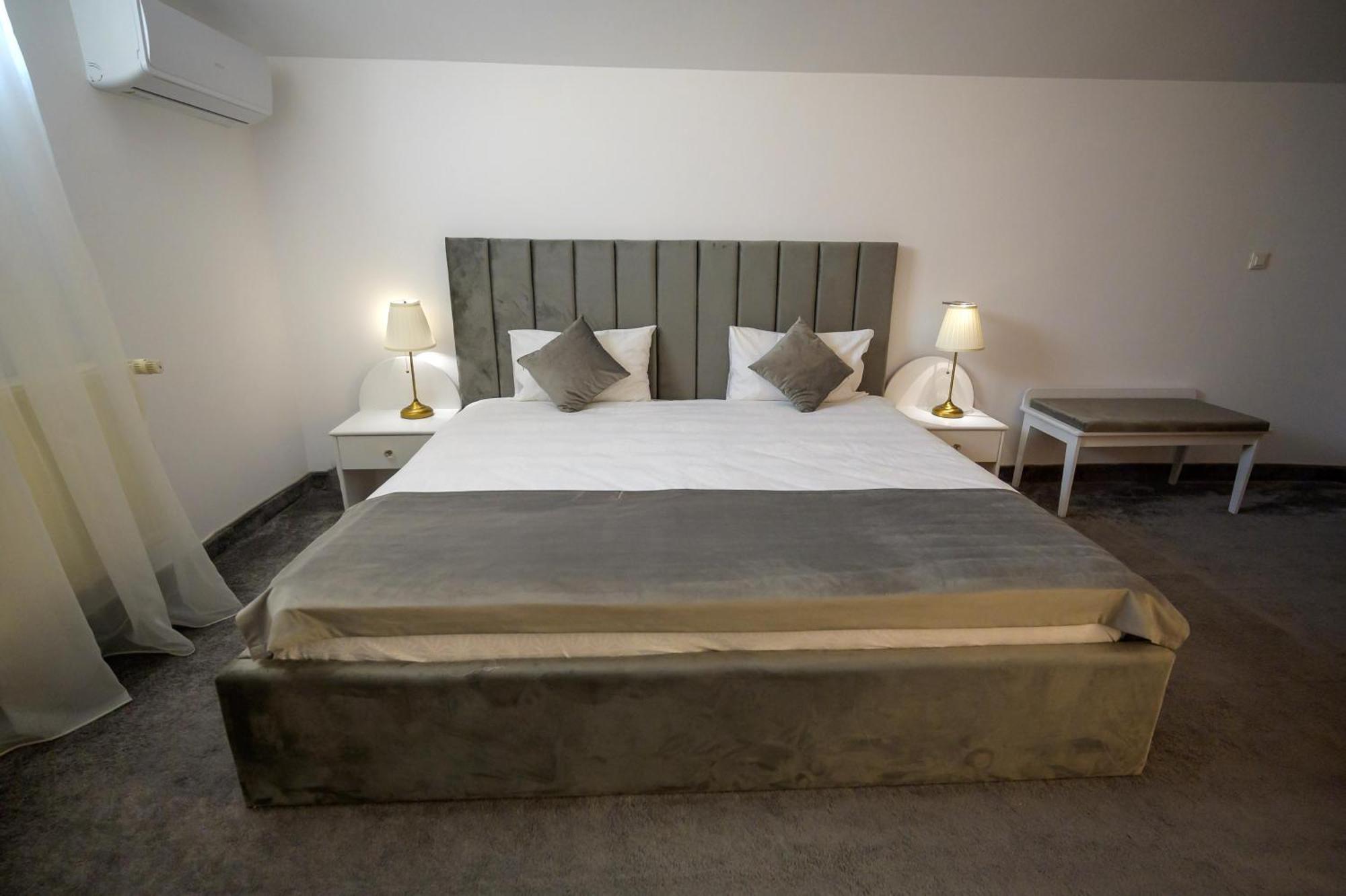 Hotel Queen Vera Mamaia